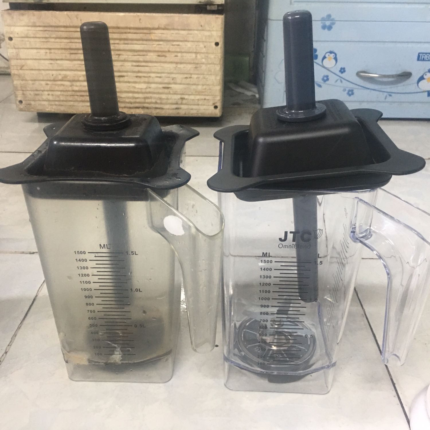 Có rất nhiều điểm kh giống máy chính hãng củ
Tay cầm khác màu ,đế khác,nắp cũng khác nhìn kỉ từng hình khác mỏi cái mỏi khác