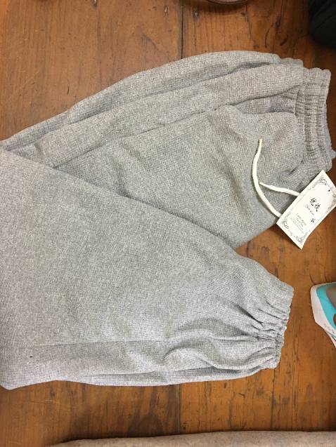 Giao hàng hơi lâu nhưng mà không uổng công chờ. Quần như hình nhan, mình không đẹp như người mẫu nên mặc vô không xuất sắc hoy chứ hong phải do quần :)). Chửn bị đặt thêm cái nữa lun nè ahihi.