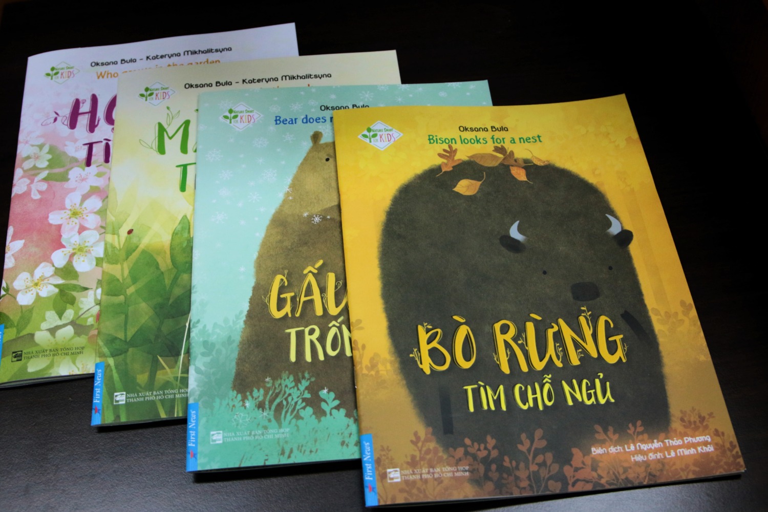 Những câu chữ trong truyện khá ngắn gọn, dễ hiểu dành cho trẻ, đặc biệt tranh minh họa rất đẹp, đa sắc tạo sự cuốn hút. Mỗi câu chuyện là một trải nghiệm khám phá thiên nhiên ngay quanh mình, mà có thể trong cuộc sống ngay cả những người làm cha mẹ như chúng ta cũng không để ý. Nhờ đó, trẻ biết quan sát hơn, chú ý hơn, hiểu biết hơn giúp các giác quan của trẻ trở nên nhạy bén, khả năng kết nối tốt hơn. Và trên tất cả là nuôi dưỡng tình yêu thiên nhiên trong trẻ.

Mình thấy tác giả chọn chủ đề cho bộ sách là “Nature smart for kids” nghĩa là “Trí thông minh thiên nhiên”, mình nghĩ điều này rất cầ thiết cho trẻ, giúp trẻ tăng khả năng về sự nhận biết về thế giới xung quanh.

Mỗi tối mình đều kể cho cháu một câu chuyện hay chỉ cần cho trẻ tiếp xúc với những gam màu sinh động cũng đủ kích thích trẻ khám phá hơn, tìm tòi hơn, để khi ra thực tế không còn bỡ ngỡ.