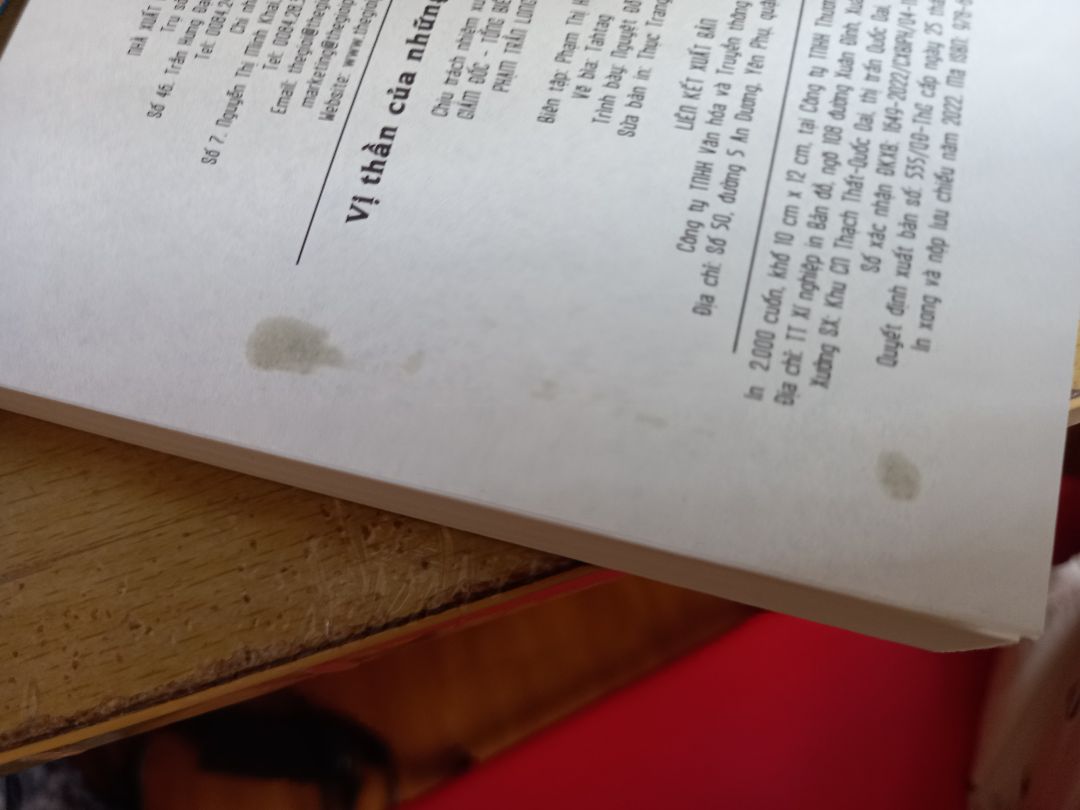 Nội dung sách thì không bàn đến nhưng lần này mình thực sự thất vọng với cách đóng gói của tiki. 
Sách nhỏ nhưng chỉ được để trong một hộp các tông rỗng, không có màng bọc hay bất kì biện pháp bảo vệ nào nên dẫn tới tình trạng móp góc, tróc, xước bìa, mất form sách. Vì không có bọc sách bên ngoài nên bên trong sách có chỗ bị bẩn, có trang còn bị gấp lại nữa.
Nói chung là lần này mình vô cùng thất vọng với cách đóng gói của tiki, mong rằng tiki sẽ lắng nghe đóng góp khách hàng và cải thiện dịch vụ trong thời gian tới.