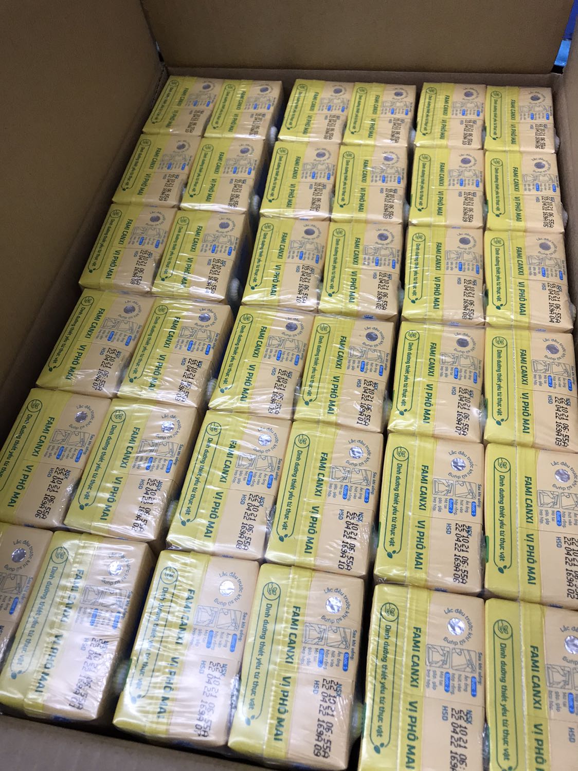 Háo hức đợi nhận thùng sữa lắm. Mà tối bận việc nên bảo ship cứ vứt ở cửa hàng, tối em xong việc về lấy sau. Thùng nguyên vẹn vì do tiki logistic trực tiếp nhận hàng và xuất hàng đi không qua bước vận chuyển trung gian bên ngoài. Thùng sữa đẹp mắt, bên trong màu bao bì cũng đẹp, date mới nhất! Cảm nhận của mình khi uống sữa thì ngon, mùi thơm, vị phô mai ngậy ngậy, mùi vị hơi giống nhân bơ sữa nữa. Nếu ai đã ăn bánh tròn nhân bơ sữa của Kinh Đô sẽ cảm nhận rõ. 
Mua một thùng giá 115k khá hợp túi tiền của mình 🙂 đăng ký gói tikinow nên đơn hàng được xuất kho và giao sớm, nhận nhanh hơn! Cảm ơn đội ngũ ship của Tiki. Mình về cửa hàng thì bóc một lốc ra để lại cho chị em uống thử 🙂