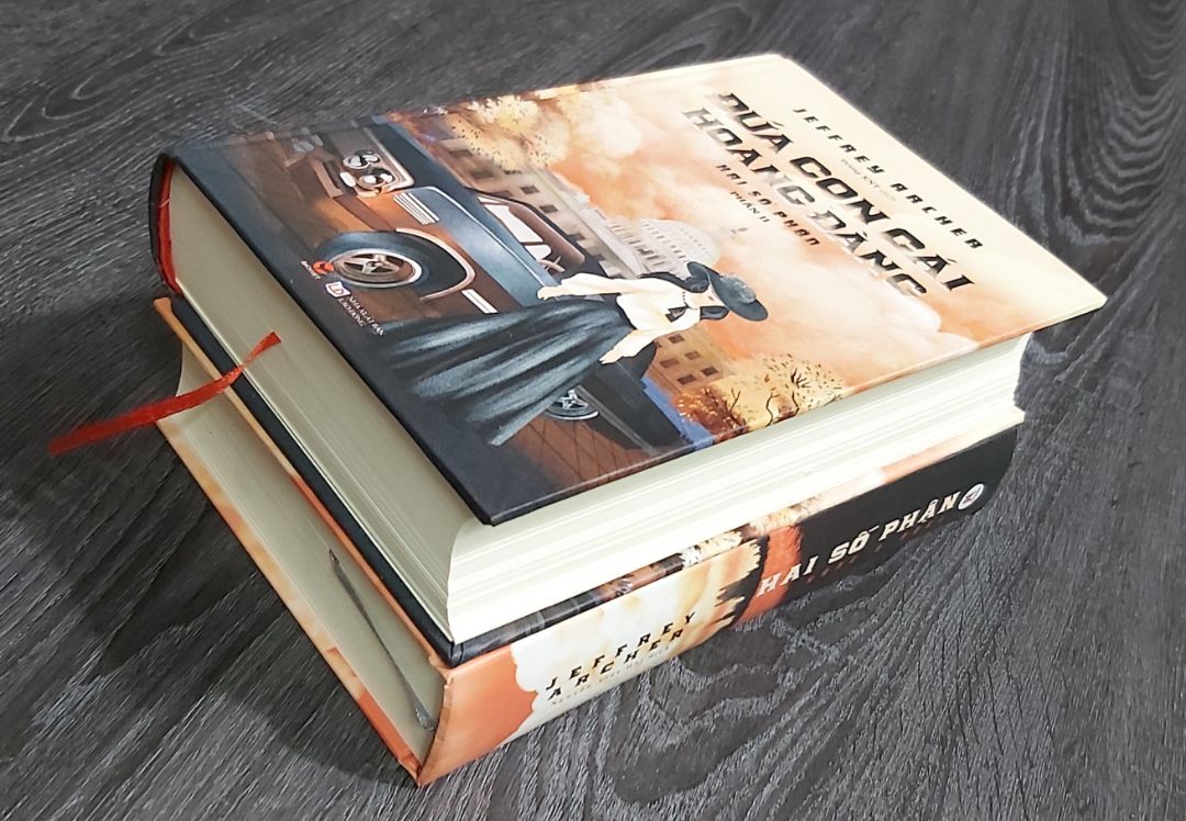 con gái Abel – với một ý chí sắt đá di truyền từ người Florentyna Rosnovski cha, cô quyết tâm theo đuổi mục tiêu và lý tưởng của mình, đó là trở thành nữ Tổng thống Mỹ đầu tiên. Tuy thế, cuộc đời của cô, giống như người cha của mình, cũng gặp vô cùng nhiều trắc trở mà người phụ nữ tham vọng này nhất định phải vượt qua. Với hình tượng được lấy cảm hứng từ những nhân cách lớn như “bà đầm thép" Margaret Thatcher, Golda Meer, hay Indira Gandhi, Jeffrey Archer đã trả lời cho độc giả những câu hỏi về cuộc đời và số phận, về ý nghĩa của cuộc sống này. “Vượt qua con giống tố, vươn đến những vì sao" chính là thông điệp mà cây bút tài ba muốn truyền tải."
Dịch vụ TikiNOW rất tiện cho mình, sách đẹp được đóng hộp cẩn thận giao trong vòng 2h và freeship. Like & Thanks!