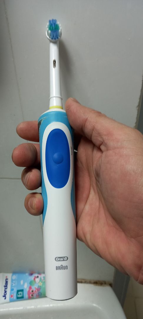 Hàng đóng gói cẩn thận, lại còn tặng 1 cái bút dễ thương nữa. Mình lắp vào máy BraunOralB vừa khít, trông khá xịn xò, thank you shop 😍