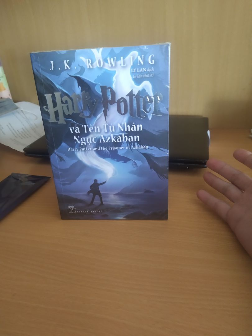 mặc dù tập này sale ít nhưng thật sự mình ko đợi được nữa rồi . Và đây em nó . về dịch vụ vận chuyển và chăm sóc khách hàng thì mình cho tiki 4,8 sao . Còn về sách và nội dung sách   , thì đố các bạn biết mấy sao .....haha 5sao cmnr  hay v luôn mọi người ơi