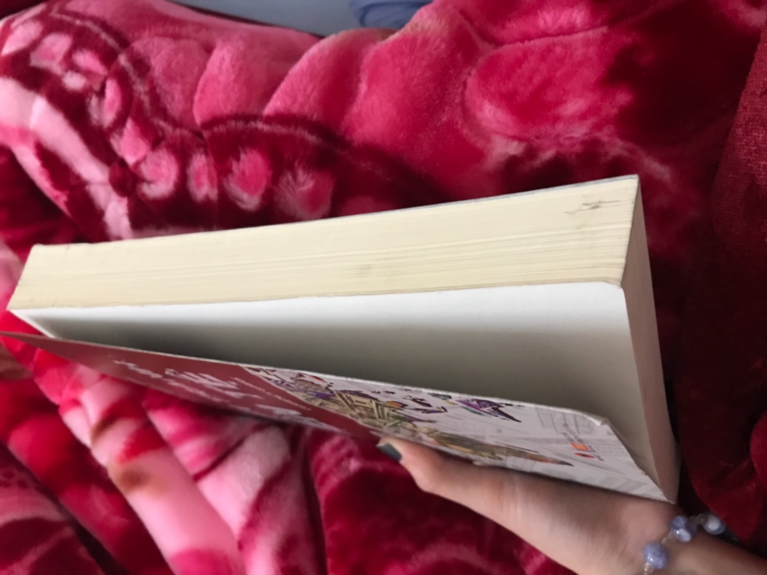 Góc sách bị tróc, nhăn nheo, mép sách bị vấy bẩn. Sách trông như hàng cũ, tồn kho ý chứ không phải sách mới. Thất vọng.