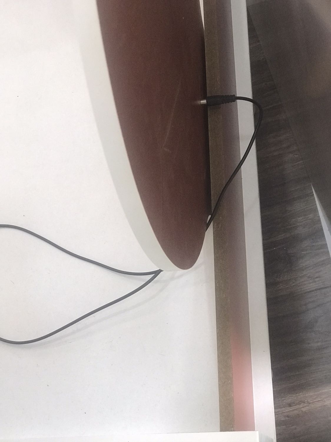 Bàn gút gút, trộm vía gương về đến nơi không vỡ. Vẫn bật Led vô tư. Ngang 60 để cái lap cũng vừa để làm việc. OK