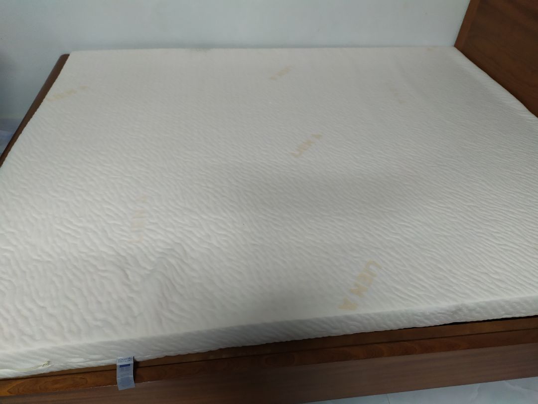 1. Giao hàng sớm hơn 3 ngày, dự định giao vào thứ 4 11/12
2. Nhân viên nhiệt tình, giao vào ngày chủ nhật, trời lạnh 20 độ :)
3. Nệm giao ko bị hư hại gì, gói lại cẩn thận, chất lượng nệm của Liên Á thì an tâm, có mùi cao su nhẹ, nhưng do ga trải nệm có giặt với nước xả vải nên ko nghe mùi lắm. Nằm êm cái lưng, thôi làm giâc đã