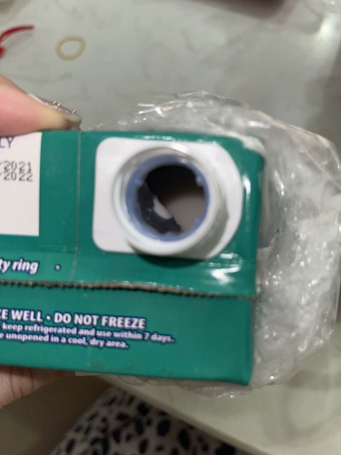 Không hiểu sao vỏ bên trong bị mở rồi, ngày xưa mình mua chỗ khác không có bị như này, vị không ngon lắm, hơi hoang mang