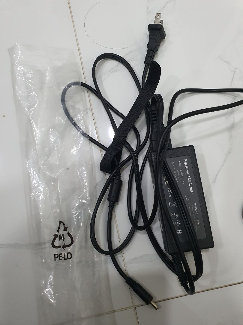 Sử dụng được đúng 1 tuần thì sạc bị nổ và tắt đèn trên cục sạc, ko còn sử dụng được nữa. Gọi tiki hỗ trợ thì ko ai trả lời toàn bắt ngồi đợi hàng giờ.