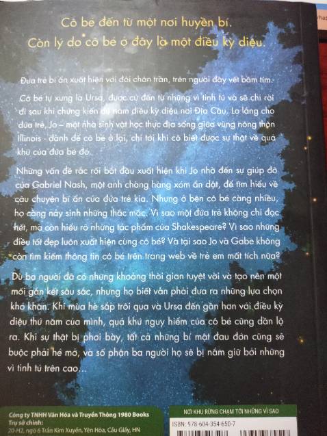 Câu chuyện rất hay, tác giả cho ta nhận thấy con bé là người ngoài hành tinh nhưng rồi gần cuối sách lại mở ra sự thật về con bé nhưng rồi thành mớ bòng bong đọc bị cuốn theo cứ tưởng khoa học viễn tưởng nhưng lại không phải. 3 nhân vật khác là Jo, Gabe và Tabby đều là người tốt giữ Hộ và Gabe là 1 couple nhưng họ rất êm đẹp lúc đầu rồi xảy ra mâu thuẫn rồi lại trở lại thắm thiết, thứ tình cảm lên xuống dập dờn như sóng vỗ vậy nhưng cực kì hay. Jo là cô gái bị mắc ung thư phải cắt bỏ buồng trứng và ngực nhưng điều đó không làm cô nản chí và cô cũng đã tìm đc người yêu cô và yêu cả căn bệnh của cô. Đáng để đọc lắm 9,5/10
