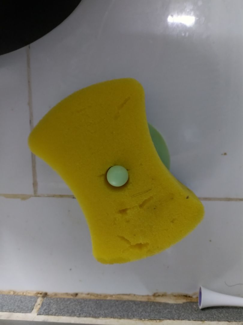 Miếng rửa bát có chất lượng rất tốt mềm mại chứ không cứng đơ như một số loại khác, ngoài ra còn đi kèm miếng cao su để có thể dính lên tường rất vệ sinh và tiện lợi. Nên mua