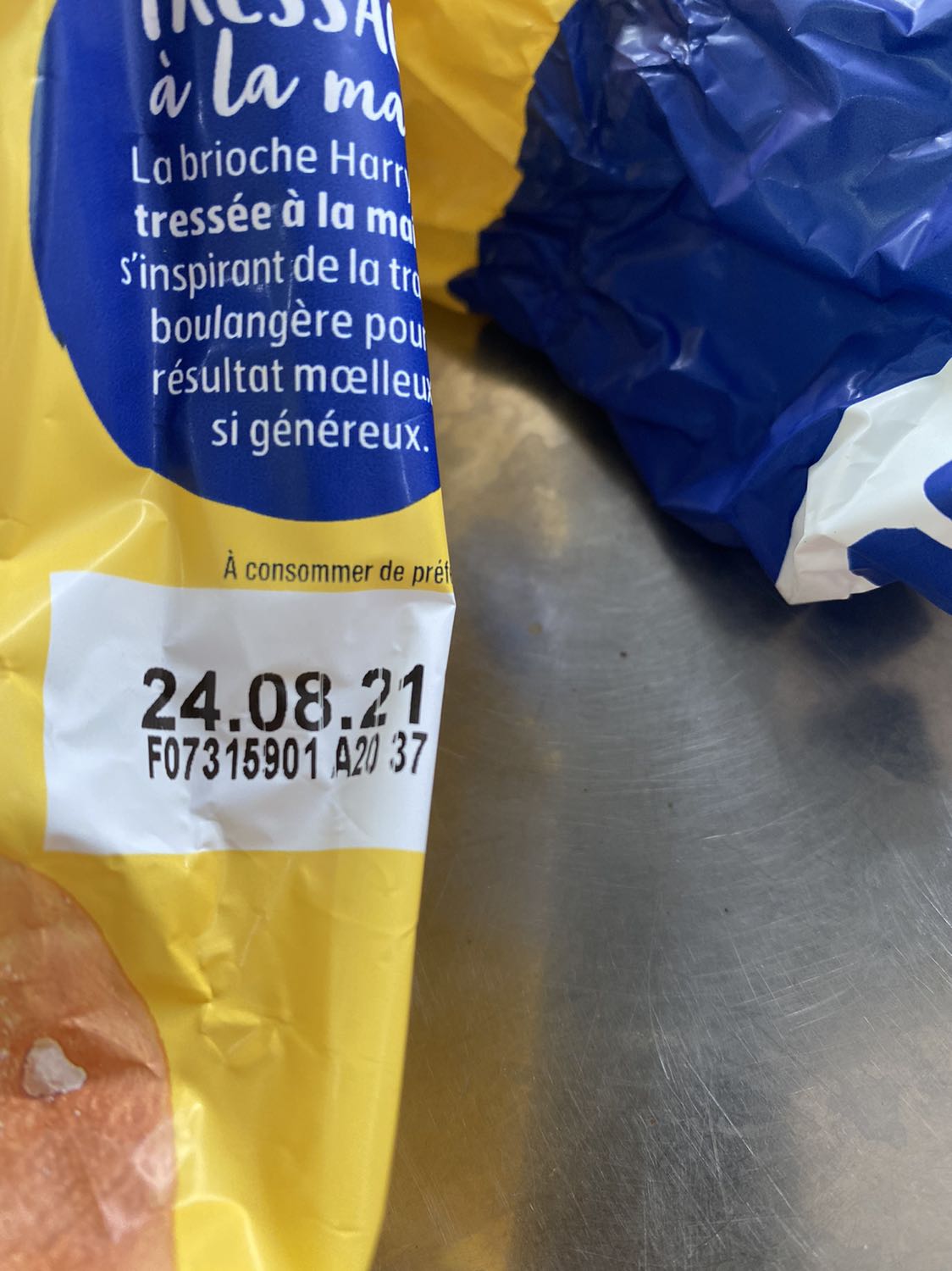 Bánh bị móc rồi 2 cái bị móc hết 18/8 giao hôm  nay 19/8 mở ra đã móc nhưng hạn sử dụng 24/8 2021