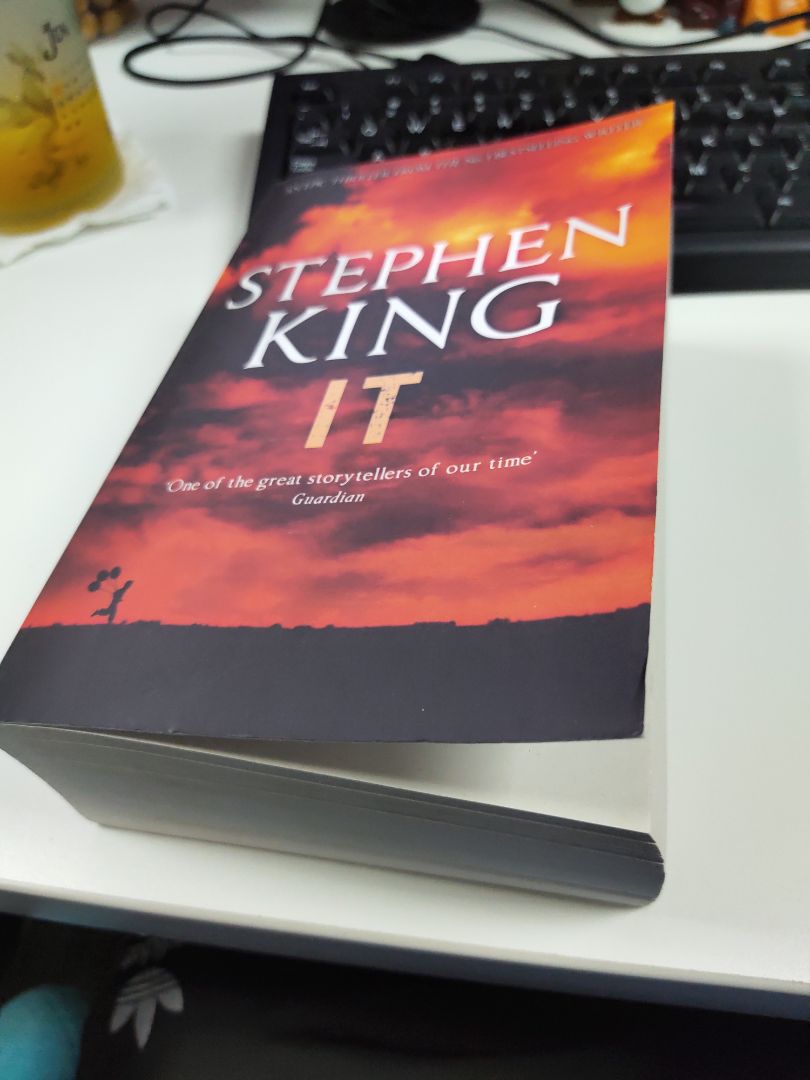 Sách của Stephen King thì hay rồi. Xem phim rồi nên đại khái cũng biết được nội dung giúp dễ đọc hơn được một ít. Sách của fahasha, giao hàng nhanh đóng gói cũng tốt. Nhưng có vẻ bảo quản chưa được tốt nên hơi dơ, chữ in hơi nhỏ, bù lại giá rẻ cho 5 sao