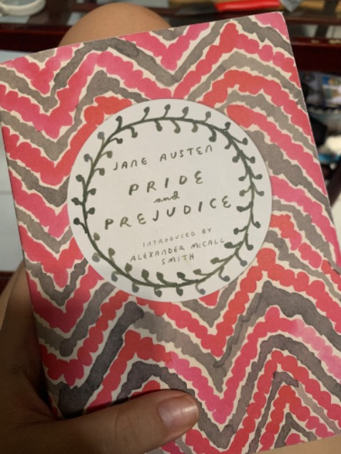 Rất vintage, do vintage nên cũng kiểu bìa giấy dày, ko có lớp cán bên ngoài, cũng phải nâng niu :)) Rất vintage, do vintage nên cũng kiểu bìa giấy dày, ko có lớp cán bên ngoài, cũng phải nâng niu :))