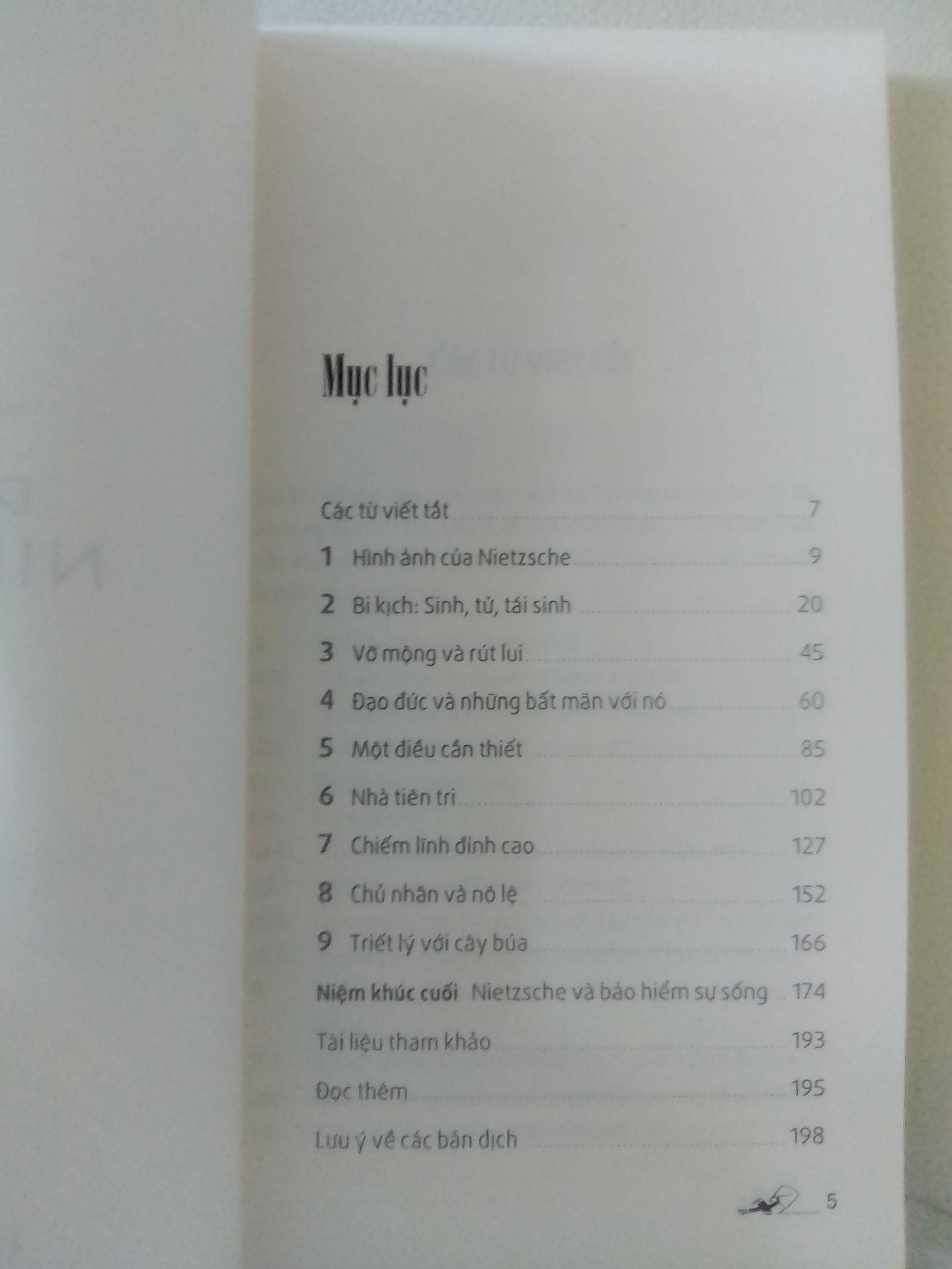 Hình thức ok sách mới , nội dung thì cá nhân đánh giá đây là quyển không thích hợp cho người mới bắt đầu tìm hiểu về Nietzsche vì nó khá đi sâu vào những chi tiết riêng biệt trong hành trình rao giảng triết lý của ông.