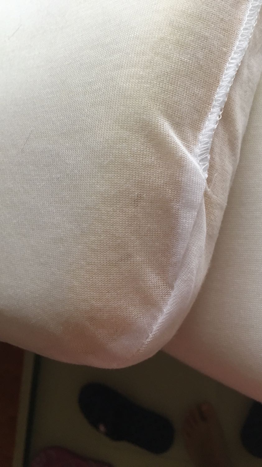 Mình mua 2 cái ở 2 nơi, 1 ở tiki trading, 1 ở trên shoppee.
Và cái màu vàng cũ kia chính là ở tiki trading.
Giao hàng k có túi bọc, phần cao su ở trong đã bị nứt vỡ, k biết tồn kho từ khi nào nữa.
Nói chung là thất vọng.