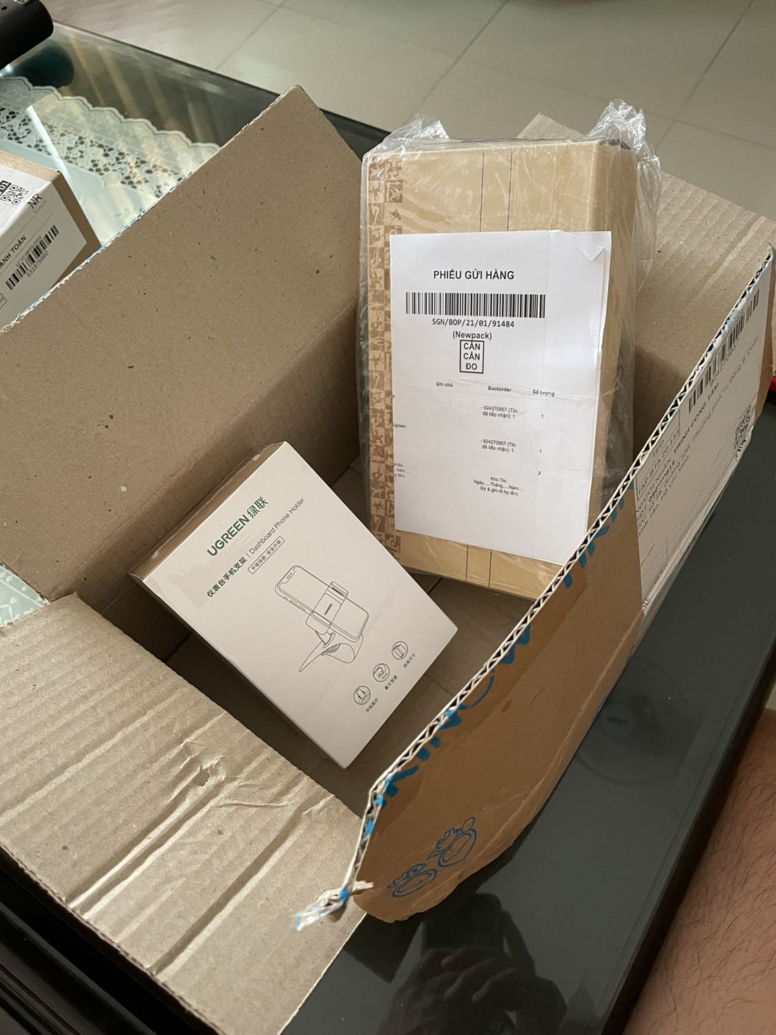 sản phẩm đóng gói cẩn thận, mẫu mã như đã  hình, chất liệu sản phẩm rất ok. Khả năng chống nước chắc là ổn khi vận động nhưng không rõ chạy dưới trời mưa thì như thế nào cơ mà cũng rất hiếm chạy trong điều kiện như vậy nên đánh giá chung là tốt, đáng mua.