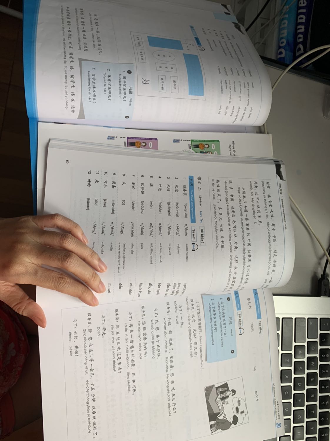 Sách khá cũ, cong viền và gáy sách khá dơ. Và đặc biệt là chất liệu giấy nhám và mỏng. So sánh với quyển tập 1 mình mua ở nhà sách thì rất khác nhau. Mình cũng có ghé xem thử ở nhà sách thì thấy sách ở đó giấy trơn hơn và dày hơn, ko biết sao lại như v. Đó giờ mình toàn đặt sách ở tiki nhưng nay mình nhận đc sách thấy rất thất vọng.