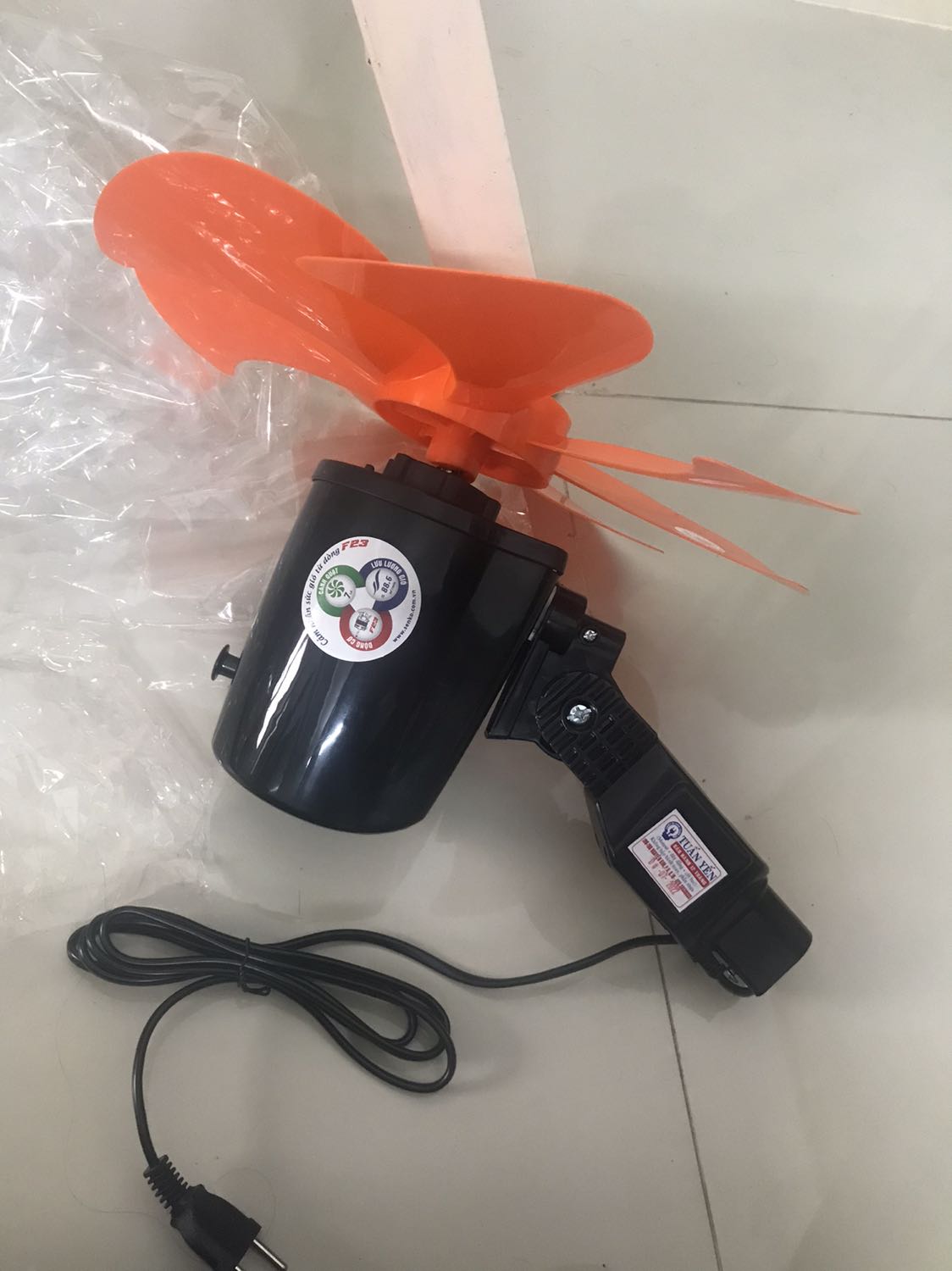 Ko có đồ lắp vit, còn lại quạt mạnh.
Bền hay ko thì dùng thêm nữa mới biết.