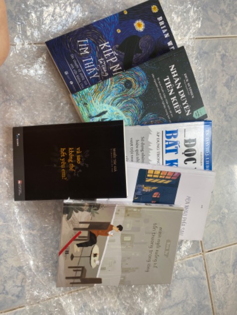 Biết sách này cũng lâu nhưng mới mua gần đây, không nhiều trang nhưng nhiều kỉ niệm hoài niệm, thật sự bản thân đã khóc rất nhiều vì cuốn sách này, lật tới đâu cũng là kí ức của mình trong đó, phải những ai đã từng trải, từng đổ vỡ chuyện tình nhiều năm, xa nhau khi cả 2 còn yêu thương, trong giai đoạn trưởng thành khó khăn của cuộc đời, người bị tôi đẩy ra xa sống trong khổ sở, bản thân tôi cũng đau khổ cả 1 quãng thời gian dài, 1 số lí do k thể nói ra để cả 2 phải đau thương, 1 vết thương sâu hằn trong lòng, vài năm sau, cũng 1 vài người tới lui và cứ ngỡ đã quên đc nhưng khi gặp lại thật sự có quên đc hay chưa bản thân tôi là người rõ ràng nhất, những cảm xúc dâng trào, nhói ở trong lòng, thời gian làm người dưng đã dài hơn thời gian làm người thương nhưng k thể quên đc, người đồng hành ở giai đoạn bước ngoặc của cuộc đời, 1 cuốn sách khiến tôi thấy sợ, khơi gợi lại dòng kí ức tôi chôn vùi trong lòng, rất khổ sở để bản thân tạm ổn để rồi lại thành 1 mớ ngổn ngang, bao nhiêu nước mắt cũng k đủ. Cuộc đời này có lẽ người ấy là chấp niệm….