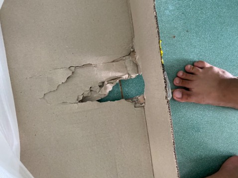 Giao hàng bị hư vài chỗ 
Đồ lắp ráp và vít bị thiếu
Không có hướng dẫn lắp ráp ngăn kéo
Giường cũng khá cứng cáp. Lắp thêm thang giường/ tấm ván làm thang giường thì người 60kg vẫn nằm okie. 
Gỗ làm từ mạt cưa ép nên chỉ vặn vít quá tay sẽ hư ren ngay. Phù hợp với giá tiền.