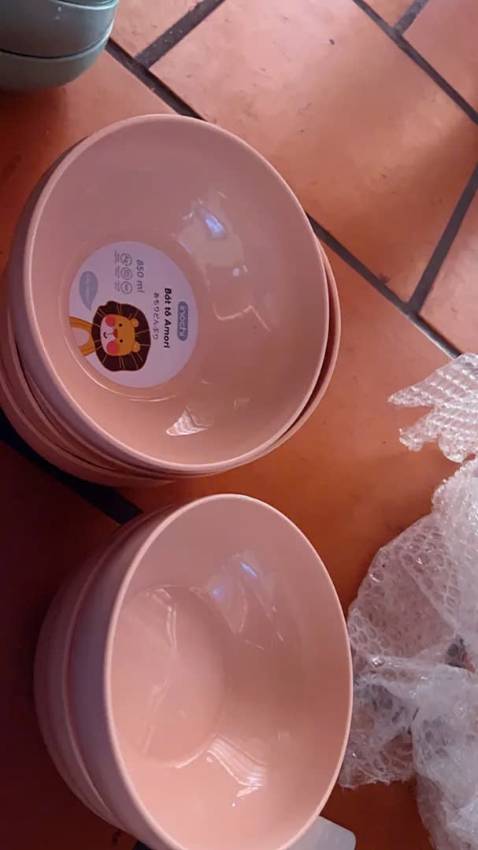 Lúc trước cứ nghĩ dùng chén sứ là tốt từ khi nghe thông tin một số chén dĩa sứ không có nguồn gốc rõ ràng chất lượng kém thường có chứa các chất độc hại như thủy ngân, chì, cadimi hay arsen, mình chuyển sang chén tô hàng nhựa của inochi hết . Hàng inochi chất lượng thì khỏi bàn rồi