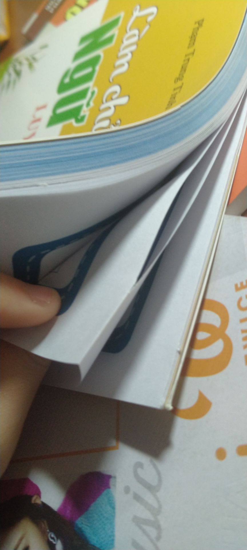 Mua hàng sale nên cảm thấy rất là ưng luôn á, thật ra quyển này thì tui không cần lắm nhưng mà tui có quyển 1 rồi nên mua luôn quyển 2 cho trọn bộ. Với giá là 42.000 VND, một cái giá quá là hời luôn á không còn gì hời hơn, quyển 1 tui mua ở ngoài nhà sách với giá là 1*** vnd á nên là thấy hơi tiếc, nếu biết có ngày tiki sale mạnh thế này thì đã để dành mua, nhưng mà cũng không sao tại dù gì lúc đó tui cũng cần hơn. Về chất lượng thì hmm tui thấy quyển sách này khá là ok nhưng mà tui rcm là nên mua quyển 1 thôi cũng đủ rồi nhé, quyển 2 tui thấy cũng không thật sự cần thiết cho lắm :)))) Có một vài trang giấy phía dưới vẫn chưa rạch hết nên hơi khó chịu, mong nhà sản xuất sẽ để ý hơn, tuy nhiên vẫn cho 5 sao nhéee. Hộp vận chuyển về thì móp méo nhưng mà sách bên trong vẫn ok không hề trầy xước nên là good.