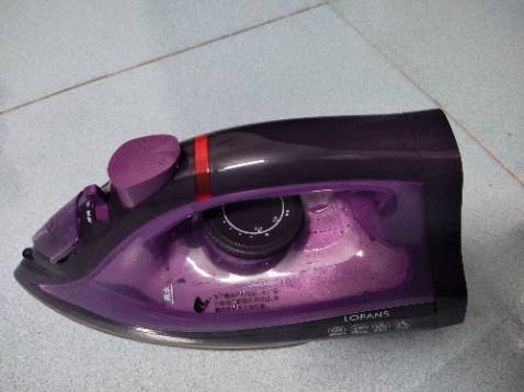 Hàng đúng như mô tả, nóng nha (2000w), hơi nước phun mạnh, ủi đồ thẳng nhanh, độ bền chưa kiểm chứng đc đợi tg dùng mới biết đc.