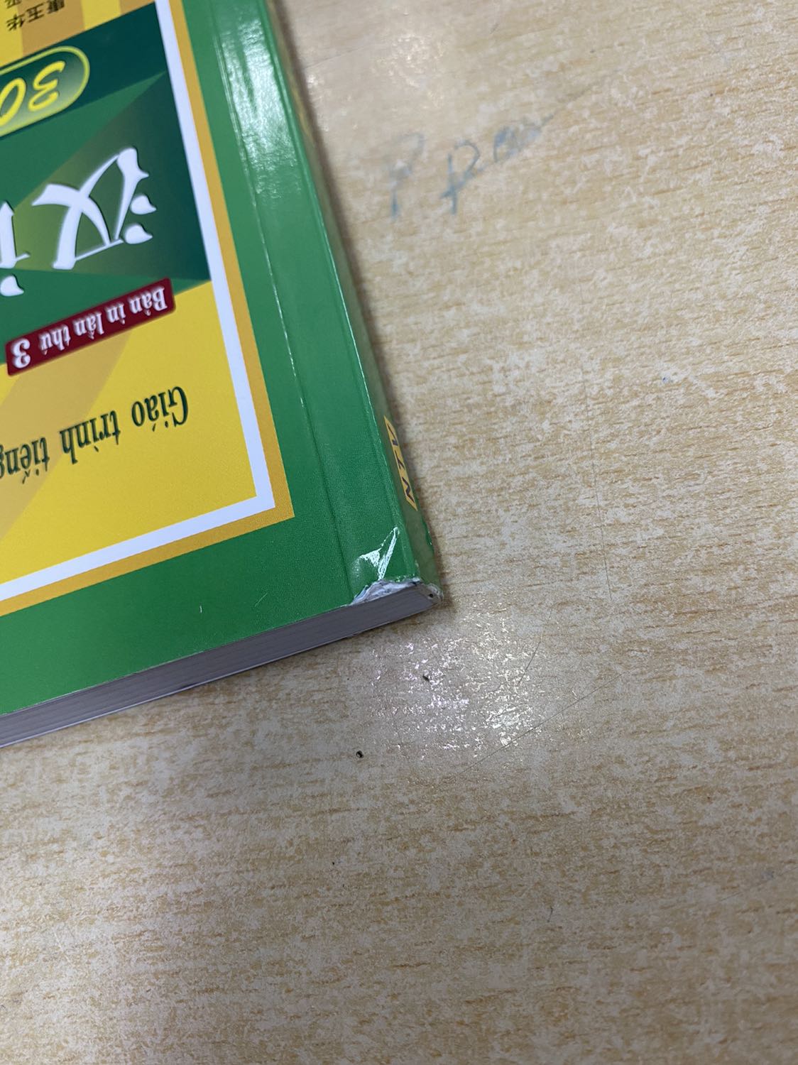 Sách chưa qua sử dụng nhưng bảo quản, vận chuyển khá chán, móp méo, quăn góc ? m dùng sách rất ko thích để quăn mép như này