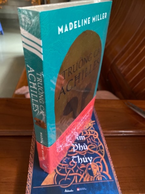 Đang đọc trên kindle nhưng sách đẹp quá nên phải quất luôn.
Sách  ko phải hay nữa mà là đẹp, đẹp từ câu chữ đến nội dung. Ngoài Lolita ra thì đây là quyển duy nhất gây ấn tượng cho mình ở cách miêu tả, cách dùng từ tinh tế như thế🥺 Nội dung thì khỏi bàn, tuy đến bây giờ vẫn ế nhưng sách giúp mình biết được yêu 1 người đẹp ntn, cảm giác muốn hy sinh cho người mình yêu ra sao. Nội dung mấy chương đầu hơi nhàm, nhưng tả đẹp, mình cứ cảm nhận cái vibe “Call me by your name” đâu đó trong đây, tuy ở 1 timeframe khác, 1 không gian khác. 
Mình kiểu run out of words để nói về quyển sách này rồi, vì với mình nó quá đẹp huhu, mình ko có thói quen đọc lại sách, nhưng chắc quyển này mình sẽ đọc lại n lần mất