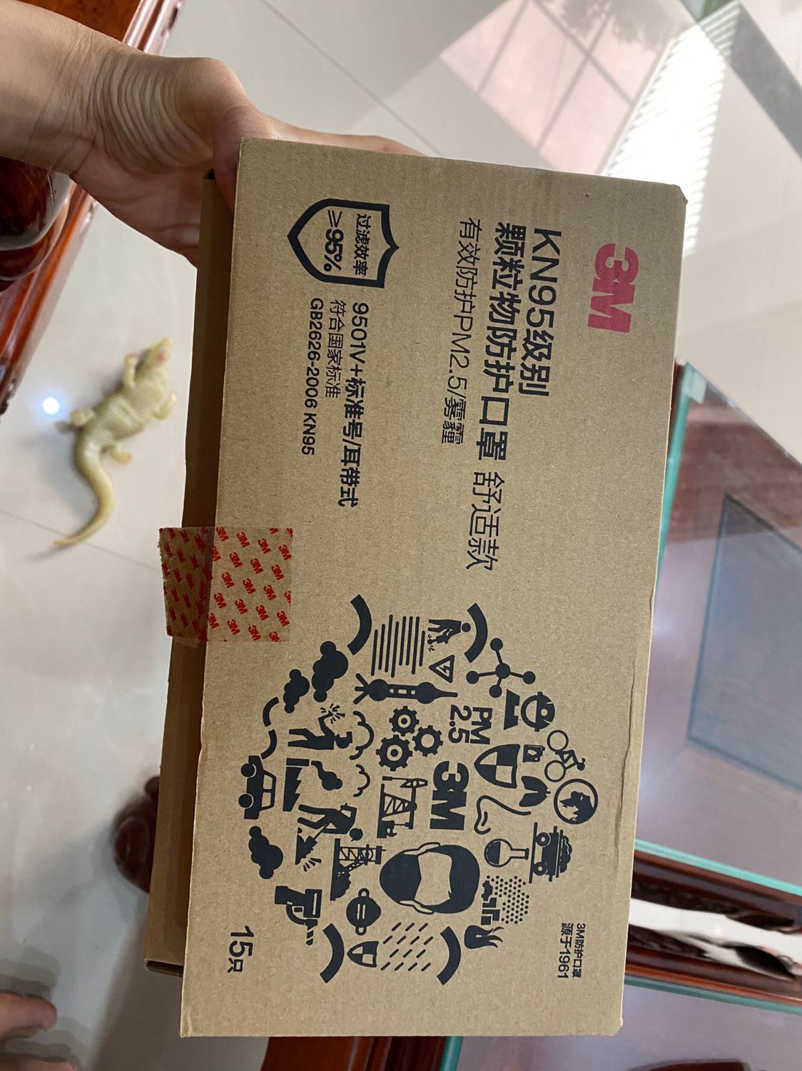 Mình đã nhận được khẩu trang theo đúng lịch giao hàng dự kiến.
Khẩu trang nhìn rất xịn, dày dặn. 
Chưa kiểm tra hết tất cả nhưng mình phát hiện ra 1 cái bị mất 1 bên dây đeo. Đeo thử những cái ko lỗi thì thấy đau tai vì chật quá. Ko khó thở như nhiều ng nói, có khả năng do mình chưa đeo đúng quy chuẩn.