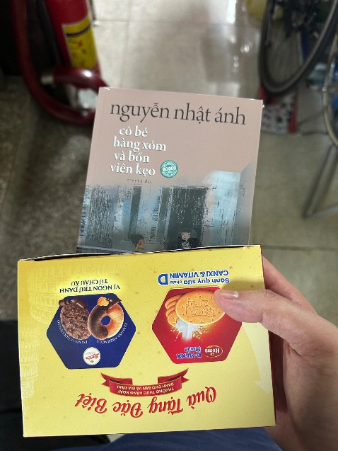 Giao k đúng. Thay vì tặng bookmark và sticker tôi lại nhận được hộp bánh quy