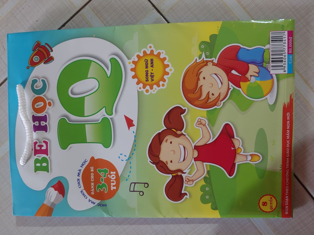 sách hơi mỏng.này chỉ tô màu sáp thôi. quyển nhận biết chữ cái còn có vài câu thơ. tạm đc.rẻ hơn mua nhà sách.