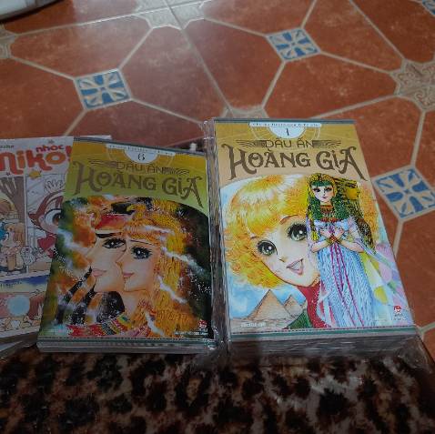 Bao năm cầu nguyện mua bản quyền xuất bản đã thành hiện thực. So với đồng giá 30k thì chất lượng giấy, mực in quyển này ổn hơn bộ thanh gươm diệt quỷ nhé. Đọc không bị đen tay, chưa thấy lỗi in trang nào cả.