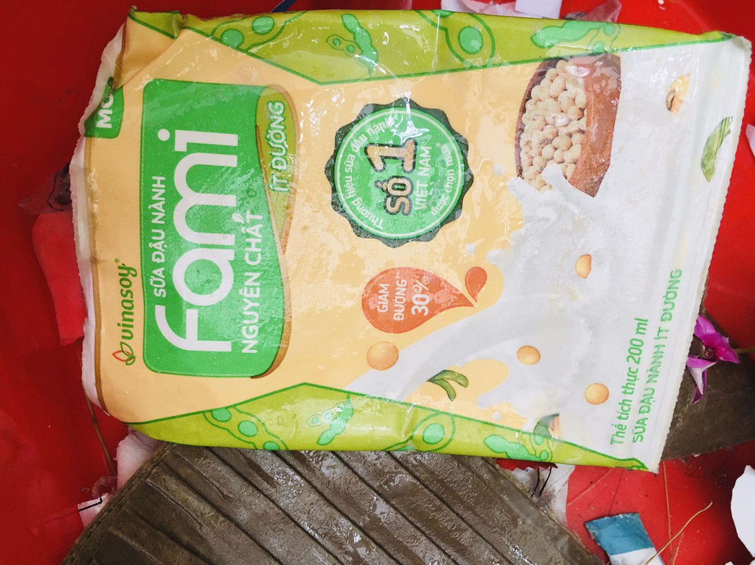 Mình mua được giá km nên rẻ hơn mua ở ngoài. Giao hàng nhanh, hạn sử dụng trong vòng 6 tháng, có điều lúc giao hàng không cẩn thận, thùng bị lủng, có bể 1 bịch, ướt luôn thùng giấy bên ngoài. Sự cố này bạn nv giao hàng cũng có xin lỗi lúc giao mà cũng bị 1 bịch thôi nên ko sao