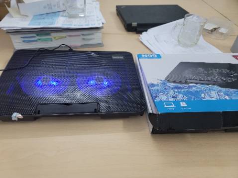 Quạt mát nhưng mà có 1 bên quạt phát ra tiếng rè rè ồn lắm còn 1 bên thì nghe êm không có vấn đề gì. Kiểu này mua đồ mới về chắc mình phải sửa lại để dùng à nha :))
Với đơn hàng mình có tặng kèm 1 bao đựng thẻ card nhưng không nhận được nha, thật ra cái túi đó không có đáng gì nhưng mà thà không có thì đừng có để tặng kèm như vậy.