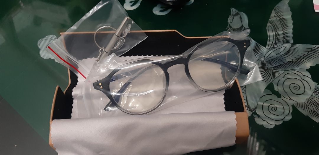 Kính đẹp chất lượng giống hình, được tặng thêm đồ gỡ vít kính, đóng gói cẩn thận. Shop bán hàng uy tín nè