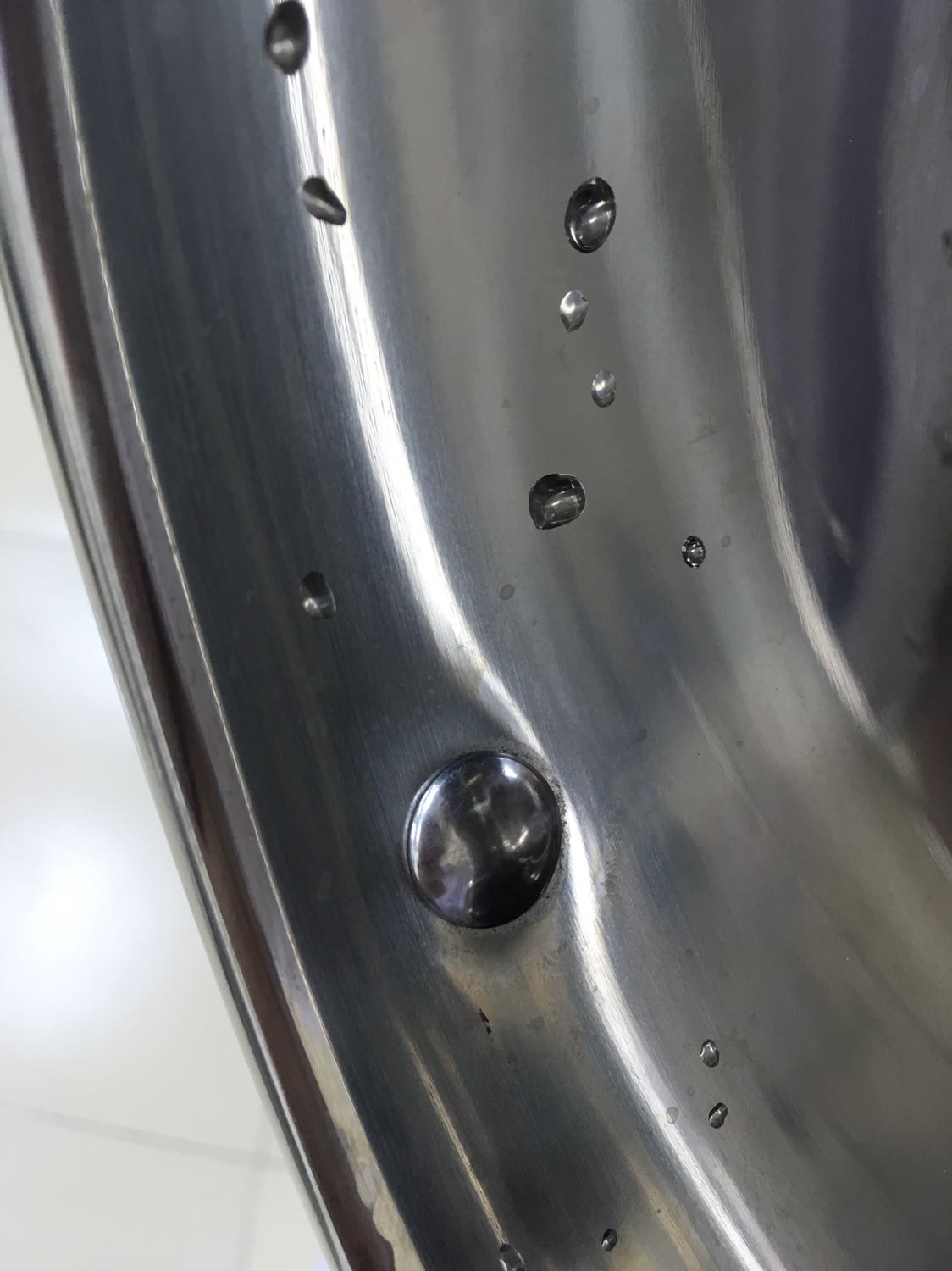 Mới nhận hàng, thấy có vệt nước khô ở nồi,  nghĩ là do *** nồi nên vậy. Rửa qua nước thì thấy ở các ốc nối có các vệt mỡ khô. Nồi bị xước ở vị trí đo mực nước. Đáy nồi có vệt đen do đun nấu
Rất không hài lòng về sản phẩm của tiki, bán hàng đã qua sử dụng cho khách hàng, đã yêu cầu đổi trả, hi họng tiki có trách nhiệm hơn trong sản phẩm trước khi tới tay khách hàng