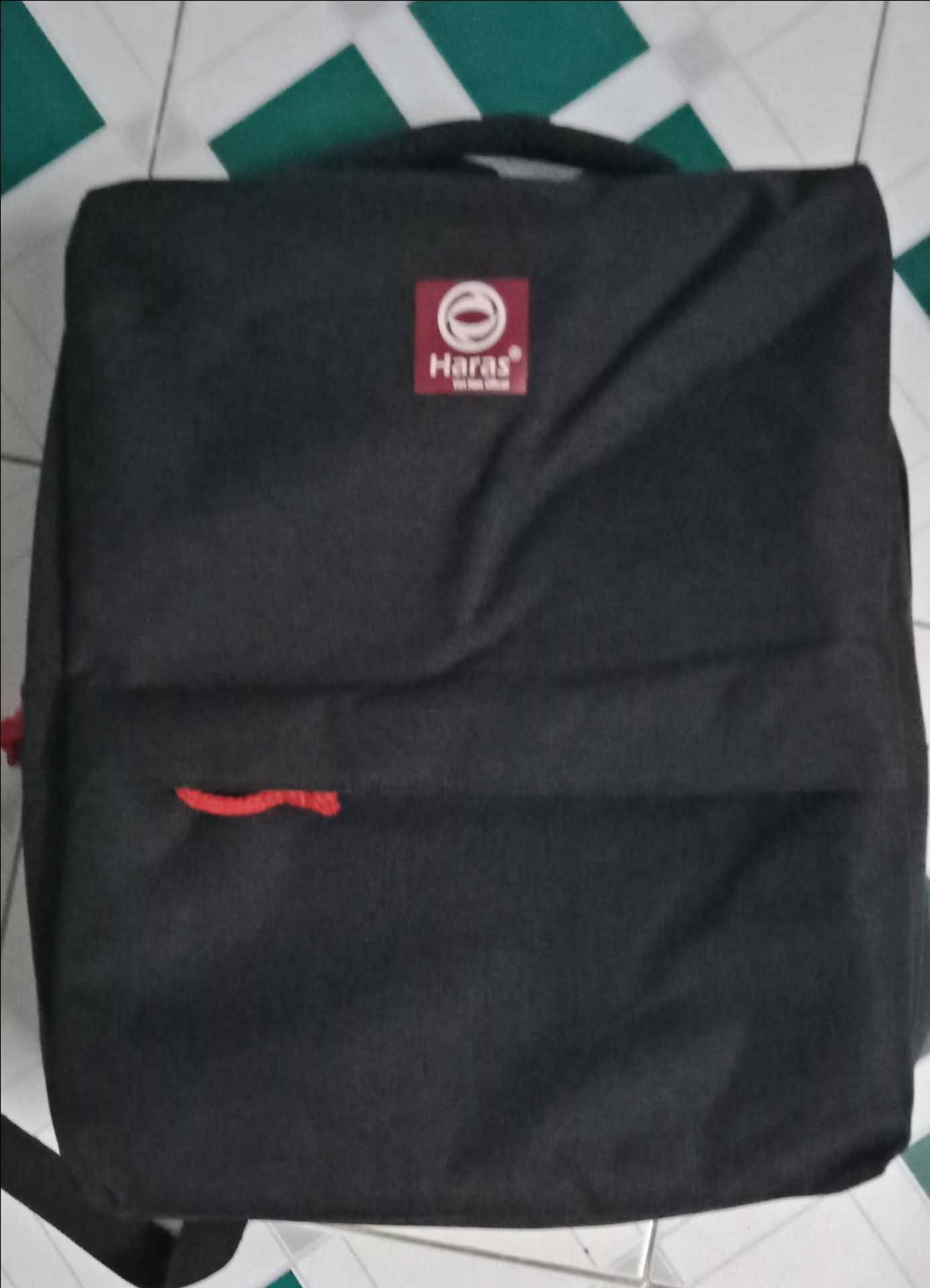 Chiều dài hơi ngắn nên balo gần như là hình vuông. Kích thước khá lớn, lớn hơn bìa sơmi A4. Chất vải dày dặn. Màu sắc đúng như hình. 

Tiki giao hàng đúng hẹn. Mình rất hài lòng về dịch vụ. Sản phẩm được gói bằng nhiều lớp nilon. Mình đã hy vọng được bỏ vào hộp giấy ??