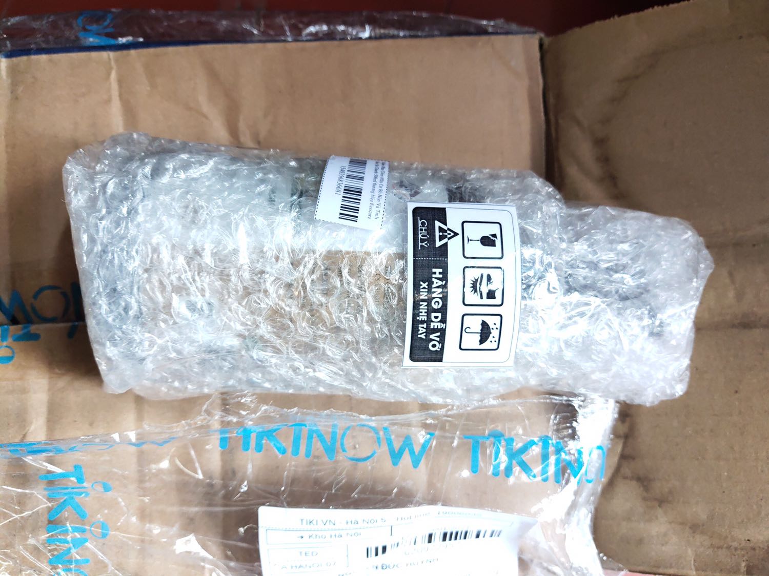 Tiki gói hàng cẩn thận, giao hàng nhanh. Mùi sả chanh thơm tự nhiên, rửa bát thấy tuy k nhiều bọt như dòng hoá chất thông thường nhưng rửa rất sạch kể cả bát có đâu mỡ