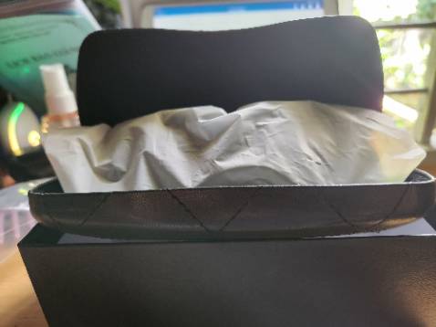 Hộp đựng chắc chắn, hộp đựng, túi đựng đầy đủ. Mắt kiếng ôm vừa mặt, nhìn rất đẹp.