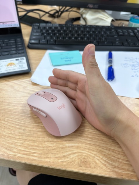 Di chuột mượt thiệt nha, nhẹ với quá im lặng luôn. Nói chung giá này thì phải tốt thôi… tốt thiệt. Mà lưu ý blue tooth nhưng nó cũng chỉ nhạy với window, chứ mà chạy ios vẫn đơ đơ như thường