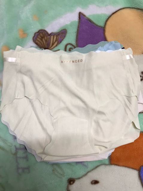 Chất vải lụa lạnh rất thích. Sờ đã thấy mát tay rồi ý mọi người ah. Màu sắc thì khá là nhã nhặn rất sanh chảnh.
Kết quả lượn sóng không đường viền này thì kết hợp quần áo dễ dàng đủ các kiểu.
Giao hàng nhanh. Nên mua nhé mọi người. Tặng shop 5 sao. Chất lượng hàng như này mà phát huy nhé. Mình và bạn cùng phòng mỗi người mua 1 set về thành quả của 2 đứa chụp choẹt là đây ạ.