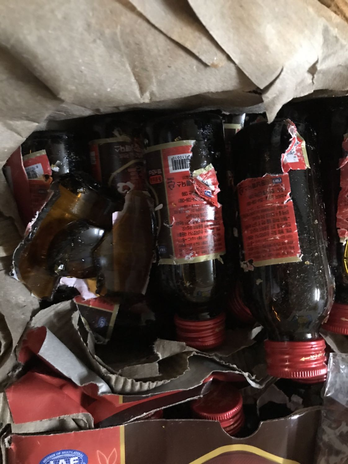 Nhận hàng nhưng một số chai Hồng Sâm bị bể nước thấm ra ngoài làm hộp bị rách.( 2 lần trước mua Tiki gói riêng từng hộp có lót kỹ càng thì hàng còn nguyên vẹn nhưng lần này Tiki cho 3 hộp vào 1 thùng carton và chèn lót rất sơ sài)
Đề nghị Tiki đổi hàng dùm.
Xin cảm ơn!