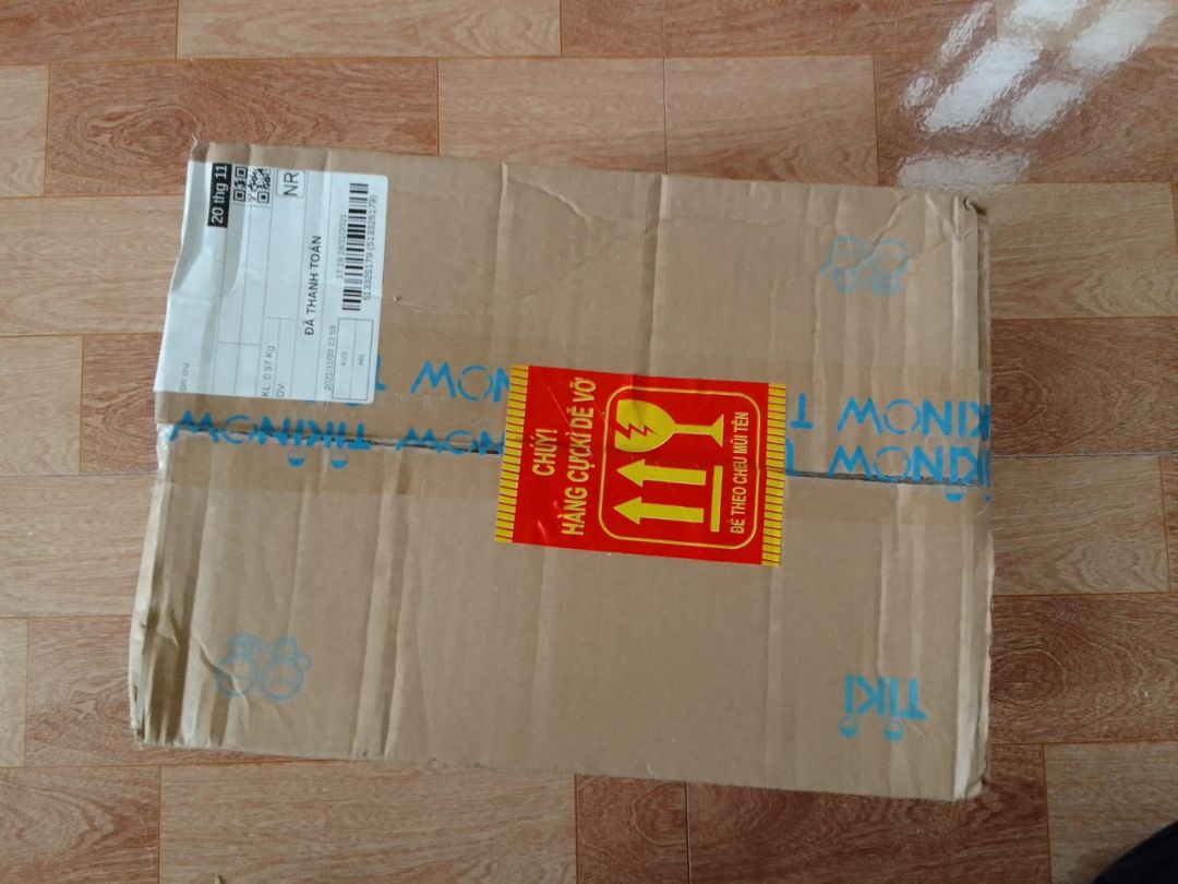 -Giao hàng quá nhanh
-Date xa tận năm 2023
-Đóng hàng kĩ lưỡng, vỏ hộp vẫn còn cứng nguyên, không bị rách
-Bao bọc bằng nilon cẩn thận, quấn tận mấy vòng các bác ạ. Bên dưới còn lót bìa cát tông được cắt nhỏ nên không lo bị vỡ nhé, cực kì yên tâm
-Dầu ngon, mua được giá 60k cũng rẻ rồi, áp mã giảm giá thì còn ngon nữa
=> Đánh giá về tổng thể: 10/10 cho Tiki