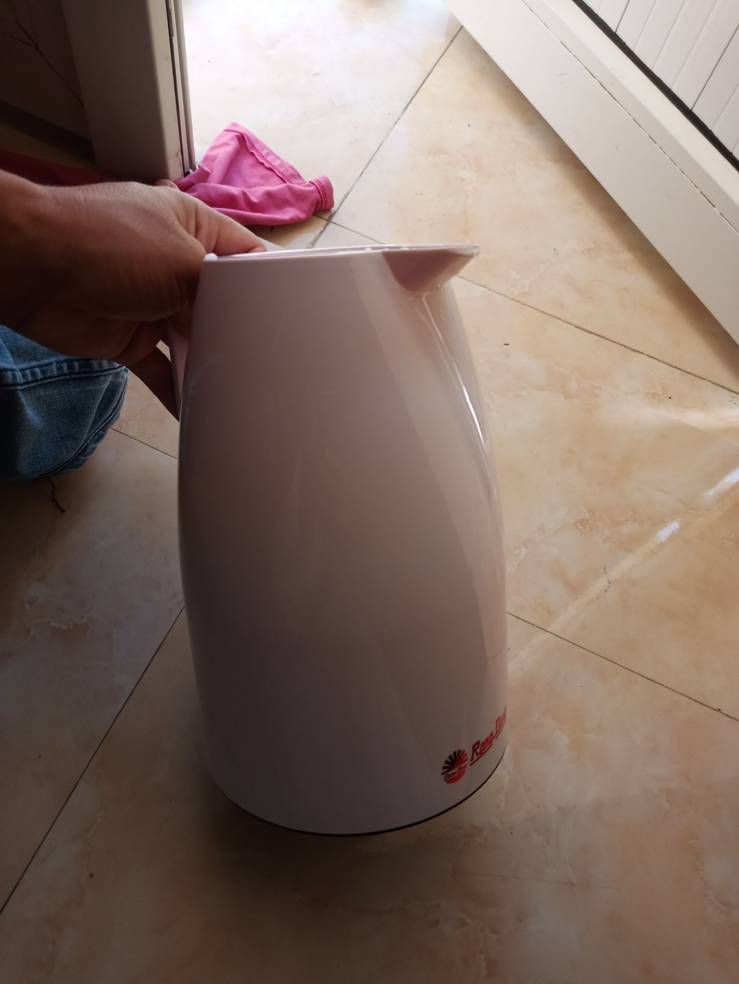 cho mình hỏi, cái gioăng cao su của mình nó chìa hết ra thế này là thiết kế vậy hay riêng cái này bị vậy?