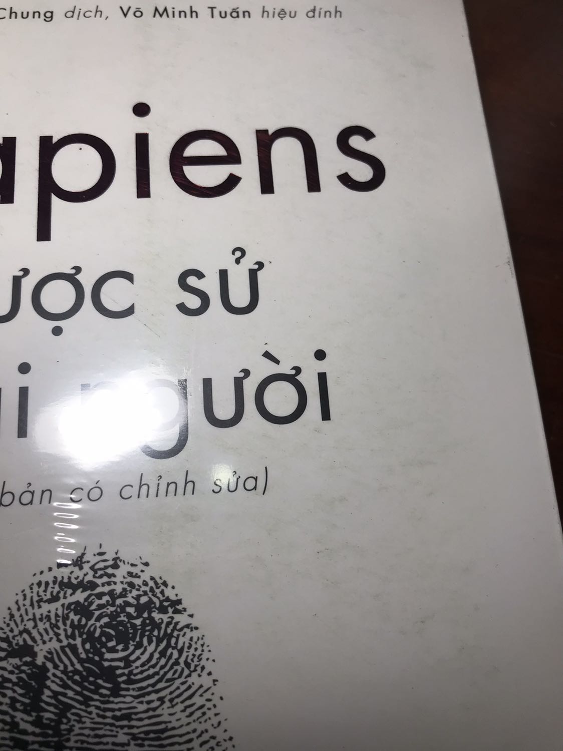 Điều mình cảm thấy thích là sách được giao đến rất cẩn thận tuy nhiên sau khi cầm cuốn sách lên thì phát hiện phần dưới đáy chưa được bọc kĩ càng lắm. Ngoài ra sách còn có những vết dơ trên sách làm mất tính thẩm mĩ của sách nên đây là điểm trừ rất lớn đối với mình cho dù đã đọc vài bài đánh giá sản phẩm trước về nhà phát hành fahasa ?