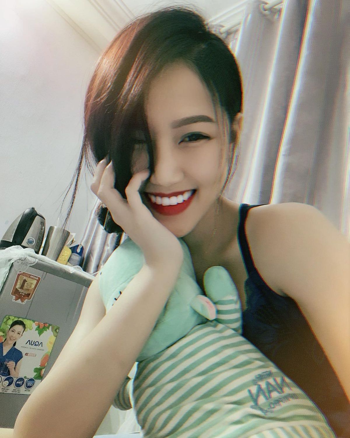 Kẹp tóc xinh, màu vàng sáng và sang. Kẹp vừa phải với tóc vừa và ít. Tóc dài và nhiều quá thì chỉ có thể kẹp được kiểu 1/2 nha