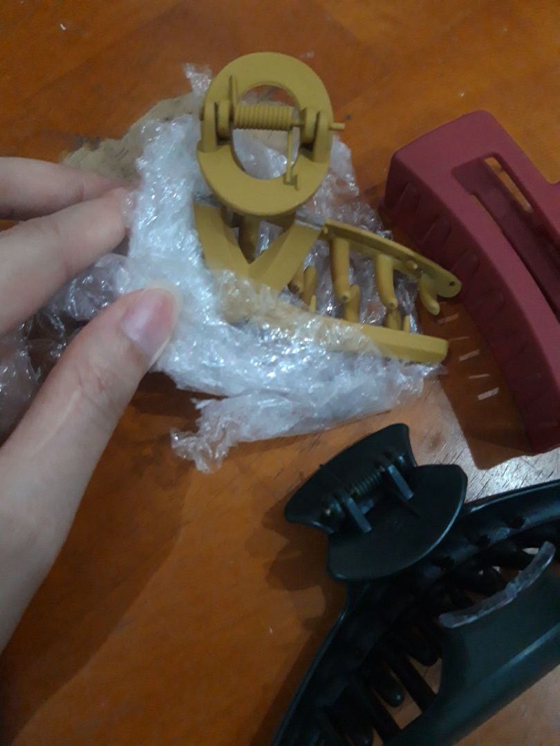 Mình đặt 3 kẹp nhưng gãy mất 2 kẹp. Nên đóng hàng vào hộp giấy để bảo vệ hàng tốt hơn.