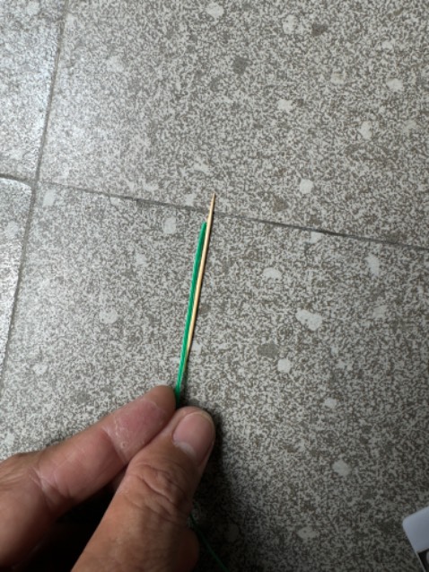 Không biết shop có giao nhầm không? Trong mô tả là lõi thép 1mm, cả võ là 2mm mà là dây DẸT, mỏng, ( tiết diện khoảng 0.5 x1,5mm) lõi kim loại chắc tố đa 0.2-0,3mm thôi, chỉ đrẻ buộc, không uốn cong các cành bonsai dù là cùng nhỏ nhất